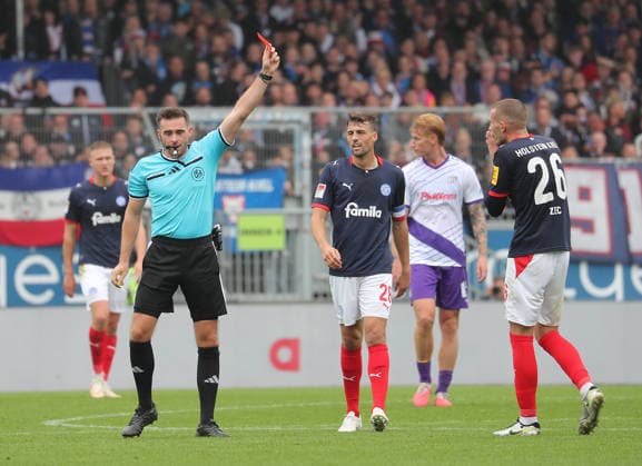 Referee Tom Bauer shows David Zec of Holstein Kiel a yellow-red card. Soccer, Men s, 2026–2027 season, 2. Bundesliga, Holstein Stadium, Holstein Kiel vs. VfL Osnabrück, 1–1. DFL regulations prohibit any use of photographs as image sequences and or quasi-video.