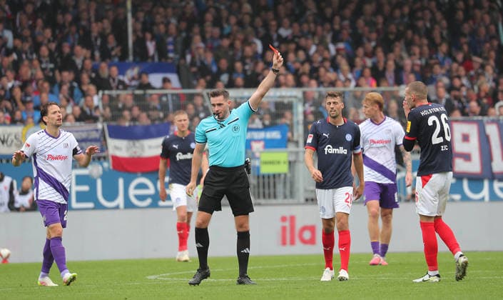 Referee Tom Bauer shows David Zec of Holstein Kiel a yellow-red card. Soccer, Men s, 2026–2027 season, 2. Bundesliga, Holstein Stadium, Holstein Kiel vs. VfL Osnabrück, 1–1. DFL regulations prohibit any use of photographs as image sequences and or quasi-video.