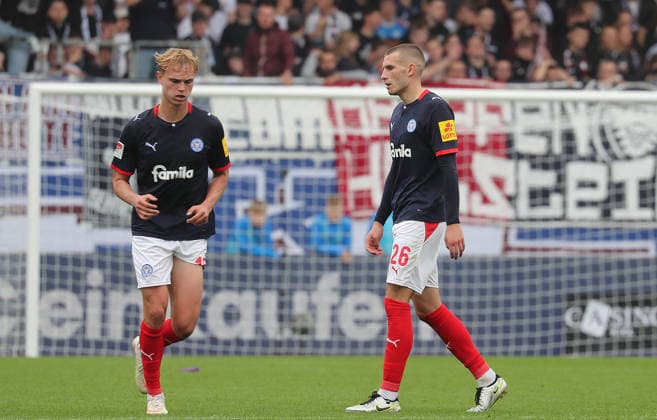 Referee Tom Bauer shows David Zec of Holstein Kiel a yellow-red card. Soccer, Men s, 2026–2027 season, 2. Bundesliga, Holstein Stadium, Holstein Kiel vs. VfL Osnabrück, 1–1. DFL regulations prohibit any use of photographs as image sequences and or quasi-video.