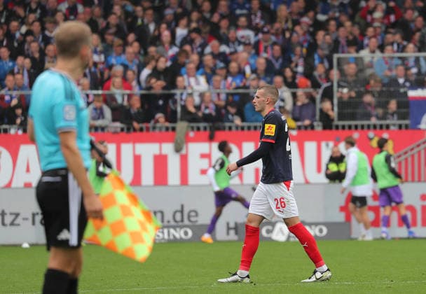 Referee Tom Bauer shows David Zec of Holstein Kiel a yellow-red card. Soccer, Men s, 2026–2027 season, 2. Bundesliga, Holstein Stadium, Holstein Kiel vs. VfL Osnabrück, 1–1. DFL regulations prohibit any use of photographs as image sequences and or quasi-video.