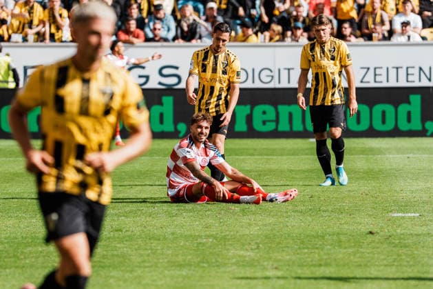 German Soccer 3rd Division 2026–2027, Matchday 7: Alemannia Aachen vs. Fortuna Düsseldorf at Tivoli Aachen. No penalty kick; Fabian Schleusener of Fortuna Düsseldorf, 24, alone in front of Manuel Riemann of Alemannia Aachen, 1, smiling in disbelief. Copyright: xThiemoxRudolphx