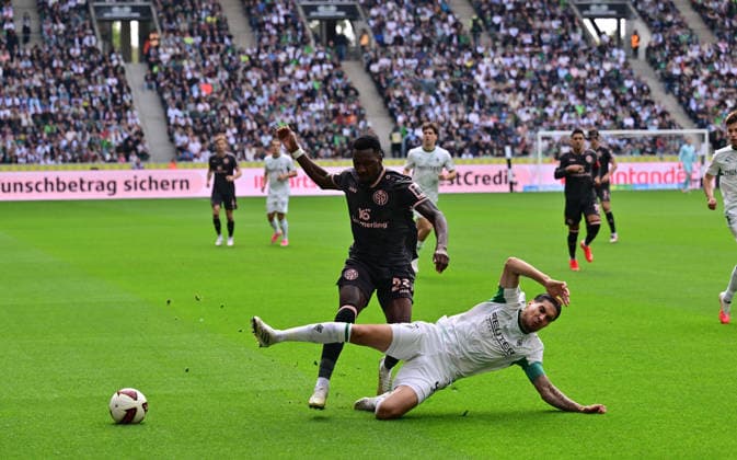 September 19, 2026, Mönchengladbach Soccer, Men s, 2026–2027 Season, Borussia Mönchengladbach vs. 1. FSV Mainz 05: A tackle between Sheraldo Becker (Mainz, standing) and Kevin Diks (Gladbach, on the ground). DFL regulations prohibit any use of photographs as image sequences and or quasi-video content. Borussia Park, North Rhine-Westphalia, Germany