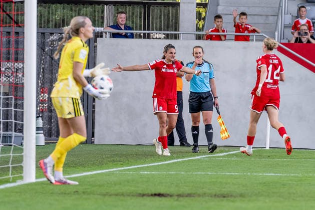 Jovana Damnjanovic of FC Bayern Munich Women (No. 09) celebrates with Alara Sehitler of FC Bayern Munich Women (No. 14) after her penalty kick goal made the score 4–2 for Germany, FC Bayern Munich Women vs. 1. FC Köln, Soccer, Google Pixel Women’s Bundesliga, Matchday 5, 2026–2027 Season, September 19, 2026 DFL DFB regulations prohibit any use of photographs as image sequences and or quasi-video. Photo: HMB Media, Heike Feiner Copyright: HMBxMedia HeikexFeiner