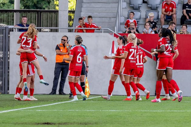 The Munich women celebrate with Alara Sehitler of FC Bayern Munich Women, who scored a goal on a penalty kick to make it 4–2 GER, FC Bayern Munich Women vs. 1. FC Köln, Soccer, Google Pixel Women’s Bundesliga, Matchday 5, 2026–2027 Season, September 19, 2026 DFL DFB regulations prohibit any use of photographs as image sequences and or quasi-video. Photo: HMB Media, Heike Feiner Copyright: HMBxMedia HeikexFeiner