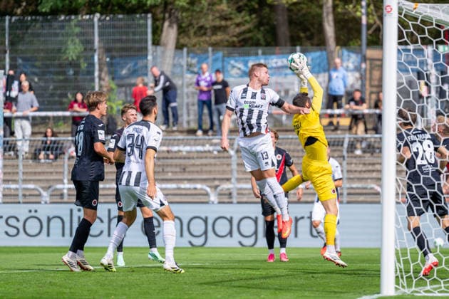 Lukas Froede (FC Ingolstadt 04, 34) jumps to head the cross; Arne Schulz (Viktoria Köln, 01) intercepts the ball; Pascal Fallmann (Viktoria Köln, 28); Yannick Tonye (Viktoria Köln), 07, FC Viktoria Köln vs. FC Ingolstadt 04, Soccer, 3rd Division, Matchday 7, 2026–27 Season, September 19, 2026, DFL regulations prohibit any use of photographs as image sequences and or quasi-video; FC Viktoria Köln vs. FC Ingolstadt 04, soccer, 3rd Division, Matchday 7, 2026–27 season, September 19, 2026, Cologne Copyright: xEibner-Pressefoto LukasxBaldygax EP_LBA