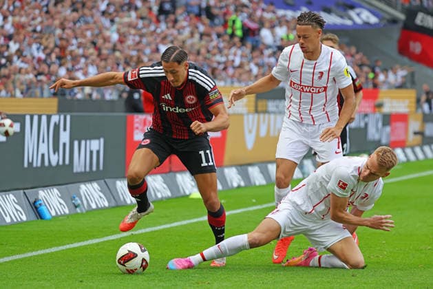 Frankfurt, Germany, September 19, 2026, Bundesliga 1, 2026–2027, Matchday 4: Eintracht Frankfurt vs. SC Freiburg. Pictured from left, battling for the ball: Younes Ebnoutalib (Frankfurt), Derry Scherhant (SCF) and Philipp Lienhart (SCF). DFL and DFB regulations prohibit any use of photographs as image sequences and or quasi-video. Deutsche Bank Park, Hesse Copyright: xFotostandx xRacochax