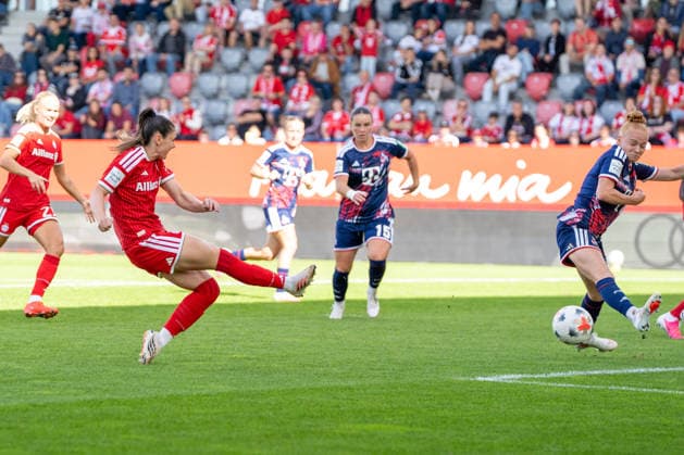 Sarah Zadrazil, 25, of FC Bayern, scores the goal to make it 5-2 in the Google Pixel Women s Bundesliga match between FC Bayern Munich and 1. FC Köln on September 19, 2026, at the FC Bayern Campus in Munich, Bavaria, Germany