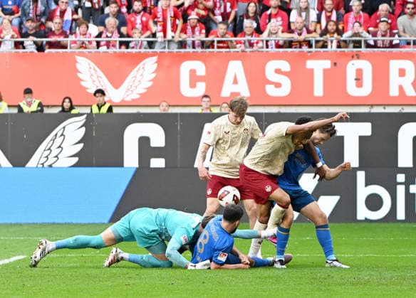 Soccer, 2. Bundesliga, 2026–27 Season, 1 FC Kaiserslautern, September 19, 2026, Fritz Walter Stadium, 1 FC Kaiserslautern (FCK) vs. Eintracht Braunschweig (BS), 1–0. Chaos in the Braunschweig penalty area; from left: goalkeeper Ron Torben HOFFMANN, Eintracht Braunschweig; Mario SAUER, 1 FC Kaiserslautern; Thierry TAZAMETA, 1 FC Kaiserslautern; 1 FC Kaiserslautern