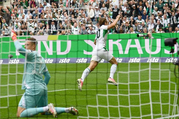 September 19, 2026, xhbx, Soccer 1st Bundesliga, Borussia Mönchengladbach 1 FSV Mainz 05 v l Goal celebration, Goal celebration, celebrating the 1–0 goal by Florian Neuhaus, Borussia Mönchengladbach. DFL and DFB regulations prohibit any use of photographs as image sequences and or quasi-video. Mönchengladbach