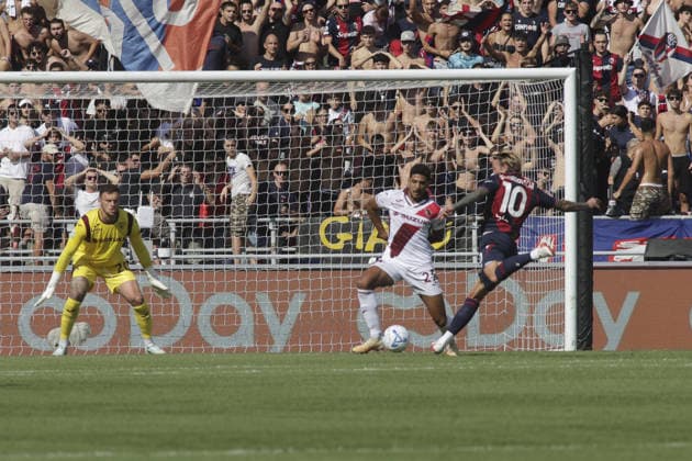 IPA88709250 - Federico Bernardeschi of Bologna FC scores a goal during the Bologna BFC vs. Torino FC match in the 5th round of the 2026-27 Serie A Enilive season at the Renato Dall Ara Stadium in Bologna (BO), Italy, on September 19, 2026.  Copyright: xDavidexCasentini IPAxSportx xx IPA88709250