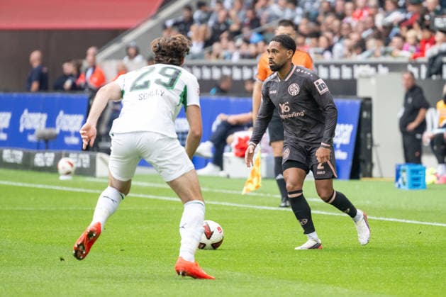 Tackle between Joe Scally (Borussia Mönchengladbach, 29) and Phillipp Mwene (1. FSV Mainz 05, 02); Borussia Mönchengladbach vs. 1. FSV Mainz 05, Soccer, Bundesliga 1, Matchday 4, 2026–2027 season, September 19, 2026. DFL and DFB regulations prohibit any use of photographs as image sequences and or quasi-video. Borussia Mönchengladbach vs. 1. FSV Mainz 05, soccer, Bundesliga 1, Matchday 4, 2026–2027 season, September 19, 2026, Mönchengladbach Copyright: xEibner-Pressefoto ThomasxHaeslerx EP_THR