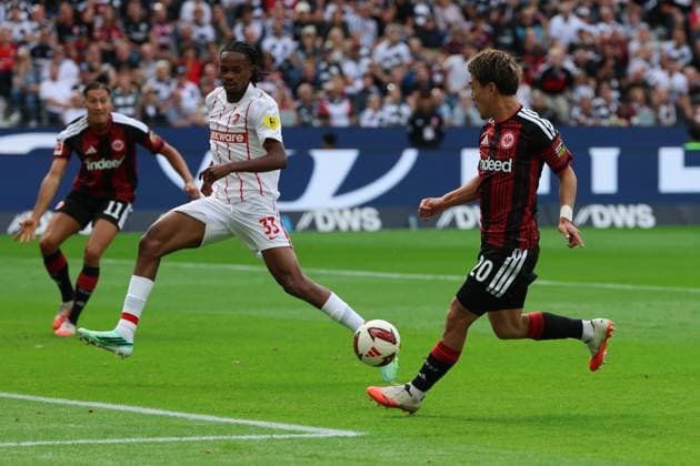 Play leading to the 1-0 goal by Ritus Doan (Eintracht Frankfurt, No. 20) against Jordy Makengo Basambundu (SC Freiburg, No. 33) to Younes Ebnoutalib (Eintracht Frankfurt, No. 11), the play leading to the 1-0 goal, Eintracht Frankfurt vs. SC Freiburg, Bundesliga, BL, 2026–2027 season, Game 4, September 19, 2026, Frankfurt, Deutsche Bank Park, Germany