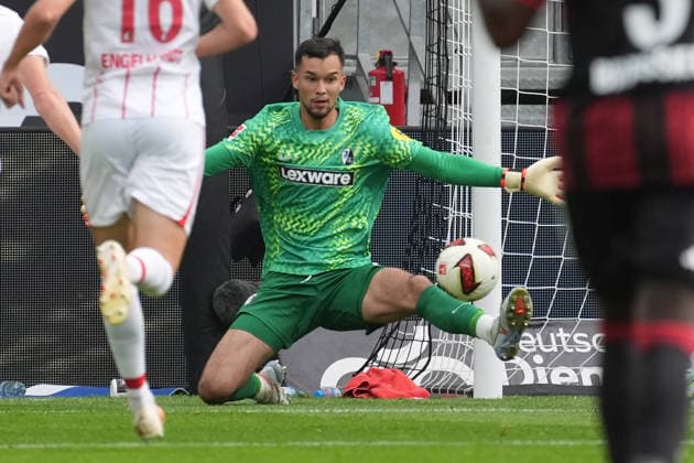SC Freiburg goalkeeper Mio Backhaus fails to stop the ball before Younes Ebnoutalib scores the 1-0 goal for Eintracht Frankfurt on September 19, 2026. Bundesliga, 2026-27 season: Eintracht Frankfurt vs. SC Freiburg, Deutsche Bank Park, Matchday 4