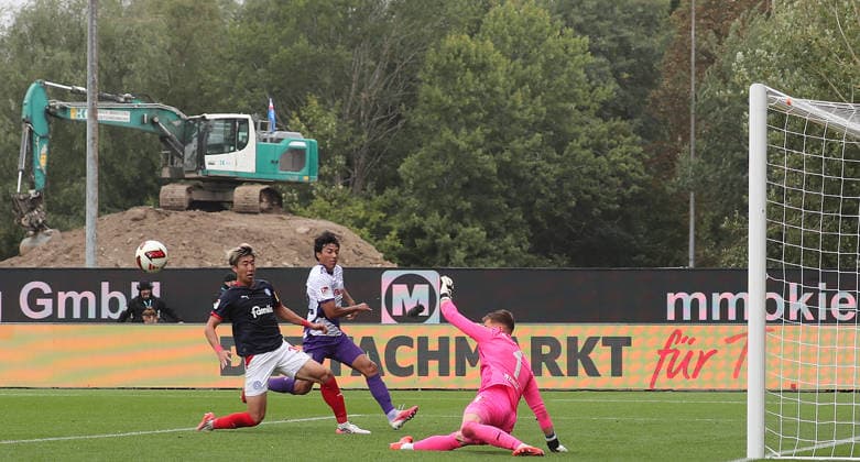 Jonathan Gomez, VfL Osnabrück; Hiroki Sekine, Holstein Kiel; Goalie Timon Weiner, Holstein Kiel; Soccer, Men s, 2026–2027 Season, 2. Bundesliga, Holstein Stadium, Holstein Kiel vs. VfL Osnabrück, 1–1. DFL regulations prohibit any use of photographs as image sequences and or quasi-video.