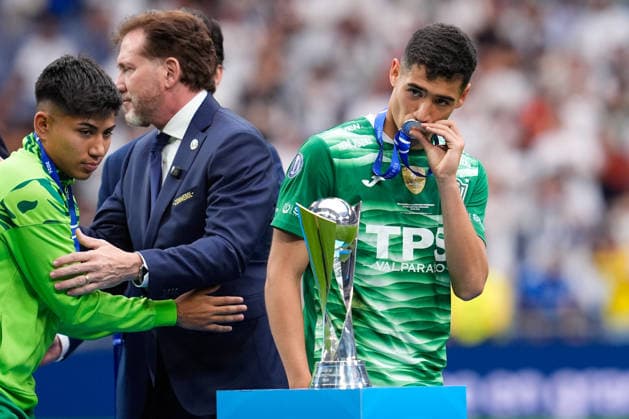 Futbol, Real Madrid vs Santiago Wanderers. Final Intercontinental Sub 20, 2026. El jugador de Santiago Wanderers Benjamin Adasme recibe la medalla del segundo lugar tras la final intercontinental contra el Real Madrid realizada en el estadio Santiago Bernabeu de Madrid, Espana. 19 09 2026 AFP7 Photosport Football, Real Madrid vs Santiago Wanderers. 2026, U 20, Intercontinental Final. Santiago Wanderers player Benjamin Adasme receives the second place medal after the 2026 U20 Intercontinental Final match against Real Madrid at the Santiago Bernabeu in Madrid, Spain. 19 09 2026 AFP7 Photosport Real Madrid vs Santiago Wanderers, final intercontinental sub 20, 2026 