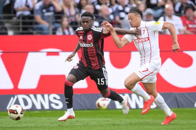 Soccer, Bundesliga 1, 20260919, SG Eintracht Frankfurt vs. SC Freiburg. Pictured, from left: Noël ASEKO (Frankfurt, 15) and Derry SCHERHANT (Freiburg, 7). 2–0 Frankfurt. Deutsche Bank Park, Hesse, Germany Copyright: Passion2Press MarkusxFischerx