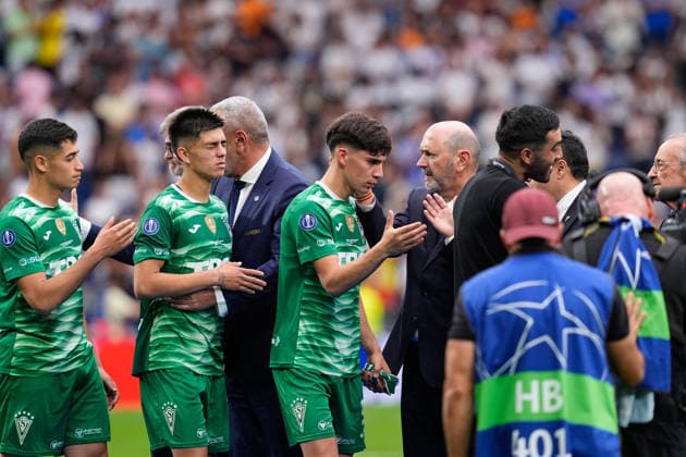 Futbol, Real Madrid vs Santiago Wanderers. Final Intercontinental Sub 20, 2026. Los jugadores de Santiago Wanderers reciben la medalla del segundo lugar tras la final intercontinental contra el Real Madrid realizada en el estadio Santiago Bernabeu de Madrid, Espana. 19 09 2026 AFP7 Photosport Football, Real Madrid vs Santiago Wanderers. 2026, U 20, Intercontinental Final. Santiago Wanderers players receive the second place medal after the 2026 U20 Intercontinental Final match against Real Madrid at the Santiago Bernabeu in Madrid, Spain. 19 09 2026 AFP7 Photosport Real Madrid vs Santiago Wanderers, final intercontinental sub 20, 2026 