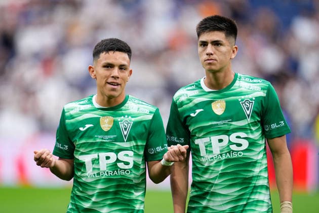Futbol, Real Madrid vs Santiago Wanderers. Final Intercontinental Sub 20, 2026. Los jugadores de Santiago Wanderers Alexander Dubo y Cristobal Villarroel saludan a los hinchas tras la final intercontinental contra el Real Madrid realizada en el estadio Santiago Bernabeu de Madrid, Espana. 19 09 2026 AFP7 Photosport Football, Real Madrid vs Santiago Wanderers. 2026, U 20, Intercontinental Final. Santiago Wanderers players Alexander Dubo and Cristobal Villarroel wave to the fans after the 2026 U20 Intercontinental Final match against Real Madrid at the Santiago Bernabeu in Madrid, Spain. 19 09 2026 AFP7 Photosport Real Madrid vs Santiago Wanderers, final intercontinental sub 20, 2026 