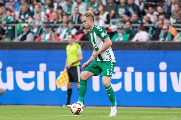 Amos Pieper, SV Werder Bremen, No. 5 on the ball, single frame, full body, action, game scene, DFL REGULATIONS PROHIBIT ANY USE OF PHOTOGRAPHS AS SEQUENCE IMAGES AND OR VIDEO-LIKE PHOTO SERIES DFL REGULATIONS PROHIBIT ANY USE OF PHOTOGRAPHS AS IMAGE SEQUENCES AND OR VIDEO-LIKE PHOTO SERIES, September 19, 2026, Bremen, Germany, Soccer, Bundesliga, SV Werder Bremen vs. FC Augsburg xobx
