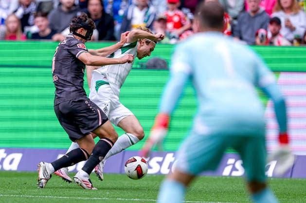 September 19, 2026, Soccer, Borussia Mönchengladbach vs. FSV Mainz 05, Bundesliga 1, Matchday 4, Ista Borussia Park, 2026–27 season: Fabio Gruber (1) of FSV Mainz 05 (03) in a tackle against Hugo Bolin (38) of Borussia Mönchengladbach. DFB regulations prohibit any use of photographs as image sequences and or quasi-video. North Rhine-Westphalia, Germany