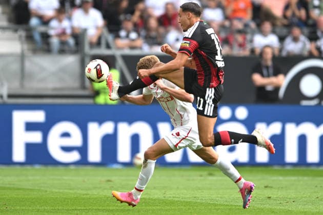 Soccer, Bundesliga 1, Matchday 4: Eintracht Frankfurt vs. SC Freiburg on September 19, 2026, at Deutsche Bank Park in Frankfurt. Younes Ebnoutalib (Frankfurt, front), Philipp Lienhart (Freiburg, back). DFL regulations prohibit any use of photographs as image sequences and or quasi-video. xJKx
