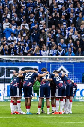 1 German Bundesliga: Hamburger SV 1 FC Köln, September 19, 2026. 1 FC Köln in the team circle before kickoff. 1 German Bundesliga, Matchday 4: Hamburger SV vs. 1 FC Köln at Volksparkstadion, Hamburg September 19, 2026 DFL regulations prohibit any use of photographs as image sequences and or quasi-video Copyright: xBEAUTIFULxSPORTS Buriakovx