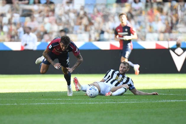IPA88709815 - Foul by Udinese s Jesper Karlstrom on Cagliari s Daniel Maldini during the Udinese Calcio vs. Cagliari Calcio Italian Serie A soccer match in Udine, Italy, on September 19, 2026  Copyright: xEttorexGriffoni IPAxSportx xx IPA88709815