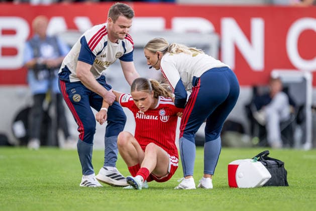 Sophie Proost (FC Bayern Munich Women), 23, has also been injured and is being treated by the medical staff; as a result, she will not be able to continue playing. GER, FC Bayern Munich Women vs. 1. FC Köln, Soccer, Google Pixel Women’s Bundesliga, Matchday 5, 2026–2027 Season, September 19, 2026. DFL and DFB regulations prohibit any use of photographs as image sequences and or quasi-video. Photo: HMB Media, Heike Feiner Copyright: HMBxMedia HeikexFeiner