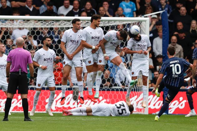 Millwall v West Ham United Sky Bet Championship The West Ham wall successfully defend a free kick from Camiel Neghli of Millwall during the Sky Bet Championship match at The Den, London 19 09 2026 UK Newspapers OUT Copyright: xPaulxChestertonx FIL-23973-0164