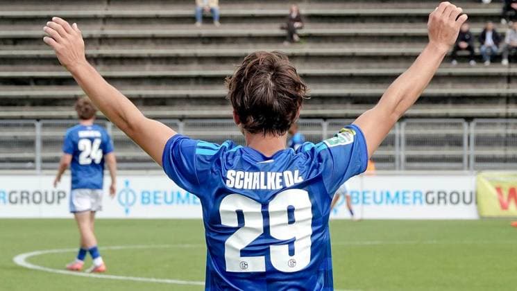Regional League Soccer Match: FC Schalke 04 U23 vs. VfL Lotte ** FOR EDITORIAL USE ONLY ** EDITORIAL USE ONLY ** p FC Schalke 04 U23 player Wesley Krattenmacher on Saturday, September 19, 2026, during the Regional League soccer match between FC Schalke 04 U23 (in blue) and VfL Lotte at the Parkstadion in Gelsenkirchen, Germany (North Rhine-Westphalia), Gelsenkirchen. Copyright MichaelxKorte Copyright: MichaelxKorte doc87o56se0omp1dojubkxh ,EDITORIAL USE ONLY Copyright: MichaelxKorte