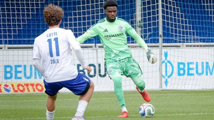 Regional League soccer match: FC Schalke 04 U23 vs. VfL Lotte ** FOR EDITORIAL PURPOSES ONLY ** EDITORIAL USE ONLY ** p FC goalkeeper Faaris Yusufu on the right on Saturday, September 19, 2026, in the Regional League soccer match between FC Schalke 04 U23 (in blue) and VfL Lotte at the Parkstadion in Gelsenkirchen, Germany (North Rhine-Westphalia), Gelsenkirchen. Copyright MichaelxKorte Copyright: MichaelxKorte doc87o56t807a11e8tmikyx ,EDITORIAL USE ONLY Copyright: MichaelxKorte