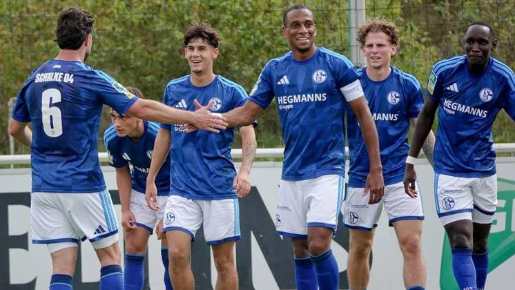 Regional League soccer match: FC Schalke 04 U23 vs. VfL Lotte ** FOR EDITORIAL PURPOSES ONLY ** EDITORIAL USE ONLY ** p FC player Jonas Zgorecki (second from right) celebrates on Saturday, September 19, 2026, in the Regional League soccer match between FC Schalke 04 U23 (in blue) and VfL Lotte at the Parkstadion in Gelsenkirchen, celebrating his goal that made the score 1–0. Germany, North Rhine-Westphalia, Gelsenkirchen. Copyright MichaelxKorte Copyright: MichaelxKorte doc87o56t838lj1a7augkv8 ,EDITORIAL USE ONLY Copyright: MichaelxKorte