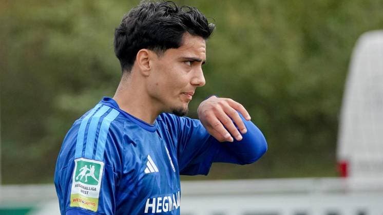 Regional League Soccer Match: FC Schalke 04 U23 vs. VfL Lotte ** FOR EDITORIAL USE ONLY ** EDITORIAL USE ONLY ** FC Schalke 04 U23 player Vincenzo Onofrietti on Saturday, September 19, 2026, during the Regional League soccer match between FC Schalke 04 U23 (in blue) and VfL Lotte at the Parkstadion in Gelsenkirchen, Germany (North Rhine-Westphalia), Gelsenkirchen. Copyright MichaelxKorte Copyright: MichaelxKorte doc87o56tcq4u9198n4jm5g ,EDITORIAL USE ONLY Copyright: MichaelxKorte