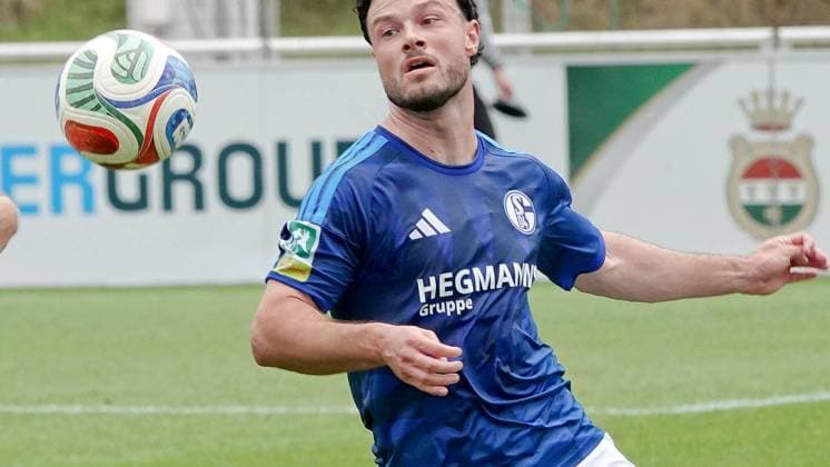 Regional League Soccer Match: FC Schalke 04 U23 vs. VfL Lotte ** FOR EDITORIAL USE ONLY ** EDITORIAL USE ONLY ** p FC Schalke 04 U23 player Adrian Gantenbein on Saturday, September 19, 2026, during the Regional League soccer match between FC Schalke 04 U23 (in blue) and VfL Lotte at the Parkstadion in Gelsenkirchen, Germany (North Rhine-Westphalia), Gelsenkirchen. Copyright MichaelxKorte Copyright: MichaelxKorte doc87o56ttqicjlynm3h4o ,EDITORIAL USE ONLY Copyright: MichaelxKorte