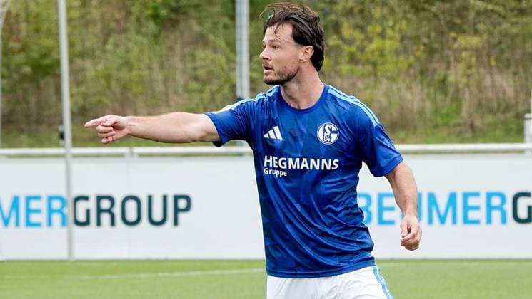 Regional League Soccer Match: FC Schalke 04 U23 vs. VfL Lotte ** FOR EDITORIAL USE ONLY ** EDITORIAL USE ONLY ** p FC Schalke 04 U23 player Adrian Gantenbein on Saturday, September 19, 2026, during the Regional League soccer match between FC Schalke 04 U23 (in blue) and VfL Lotte at the Parkstadion in Gelsenkirchen, Germany (North Rhine-Westphalia), Gelsenkirchen. Copyright MichaelxKorte Copyright: MichaelxKorte doc87o56sb3wyxzl96vq7q ,EDITORIAL USE ONLY Copyright: MichaelxKorte