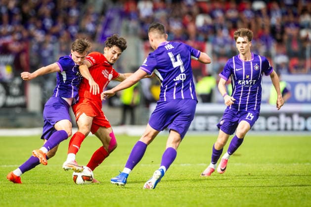 Erfurt, 09 26 1909, Soccer: Northeast Regional League—FC Rot-Weiß Erfurt vs. Erzgebirge Aue; pictured: Dustin Forkel (Erfurt) against Willi Kamm and Daniel Fisl (Aue)