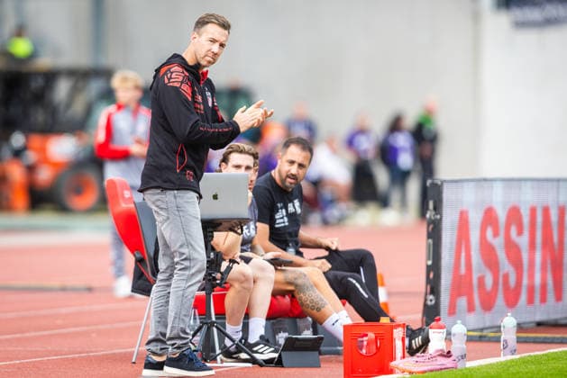 Erfurt, 09 26 1909, Soccer: Northeast Regional League—FC Rot-Weiß Erfurt vs. Erzgebirge Aue; Pictured: Coach Fabian Gerber, Erfurt