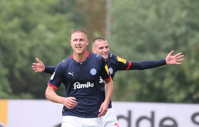 Goal celebration: 1–0 by Phil Harres (Holstein Kiel); David Zec (Holstein Kiel) celebrates behind him. Soccer, Men’s, 2026–2027 season, 2nd Bundesliga, Holstein Stadium, Holstein Kiel vs. VfL Osnabrück, 1–1. DFL regulations prohibit any use of photographs as image sequences and or quasi-video.