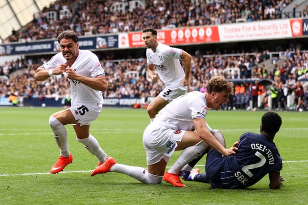 Millwall gegen West Ham United, 19. September 2026, London, EFL Championship: Millwall gegen West Ham United. Konstantinos Mavropanos von West Ham United feiert das zweite Tor, während Arne Engels von West Ham United Jordi Osei Tutu von Millwall lautstark anspricht. Foto: Jacques Feeney. Abseits. London, Großbritannien.  Copyright: xJacquesxFeeneyx xOffsidexOffside