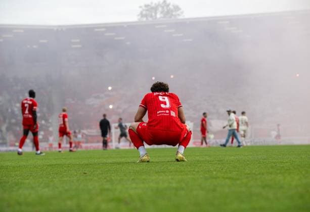 SOCCER REGIONAL LEAGUE NORTHEAST 2026–2027 SEASON, MATCHDAY 10: FC ROT WEISS ERFURT vs. FC ERZGEBIRGE AUE ** FOR EDITORIAL USE ONLY ** FOR EDITORIAL USE ONLY ** September 19, 2026 Erfurt Soccer Northeast Regional League Matchday 10, 2026–2027 Season, Steigerwaldstadion: FC Rot-Weiss Erfurt vs. FC Erzgebirge Aue (photo shows a game interruption due to pyrotechnics in the Erfurt fan section). Germany, Thuringia, Erfurt Copyright SaschaxFromm Copyright: SaschaxFromm doc87o5ag015k5w6fzsrw6 ,EDITORIAL USE ONLY Copyright: SaschaxFromm