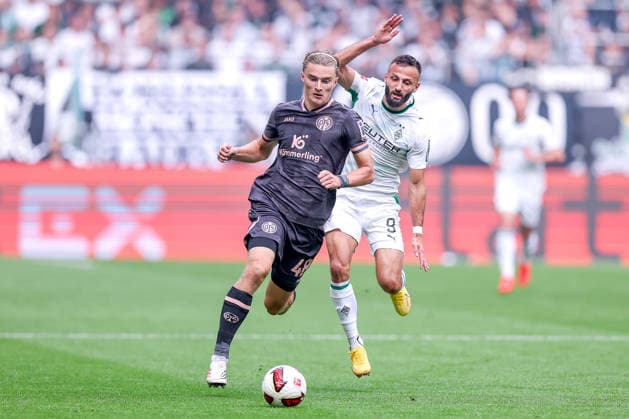 September 19, 2026, Soccer, Borussia Mönchengladbach 1 FSV Mainz 05, Bundesliga 1, Matchday 4, Ista Borussia Park, 2026–27 season, Kacper Potulski (1 FSV Mainz 05) 48 in a tackle against Franck Honorat (Borussia Mönchengladbach 09). DFB regulations prohibit any use of photographs as image sequences and or quasi-video. North Rhine-Westphalia, Germany