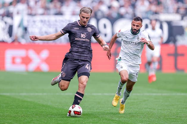 September 19, 2026, Soccer, Borussia Mönchengladbach 1 FSV Mainz 05, Bundesliga 1, Matchday 4, Ista Borussia Park, 2026–27 season, Kacper Potulski (1 FSV Mainz 05) 48 in a tackle against Franck Honorat (Borussia Mönchengladbach 09). DFB regulations prohibit any use of photographs as image sequences and or quasi-video. North Rhine-Westphalia, Germany