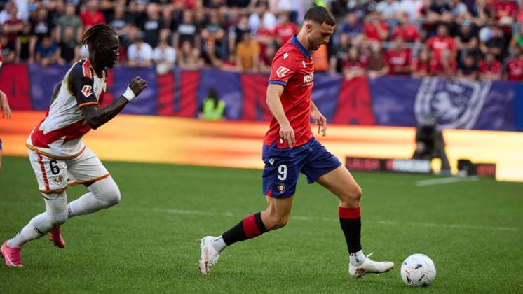 LaLiga EA Sports 2026–27 CA Osasuna vs. Rayo Vallecano Raúl García 9 (OSA R) dribbles past Pathe Ciss 6 (RAY L) during the LaLiga EA Sports soccer match between CA Osasuna and Rayo Vallecano played at El Sadar Stadium in Pamplona, Spain, on September 19, 2026. Credit: Inigo Alzugaray, Agencia LOF, Pamplona. LaLiga EA Sports 2026–27: CA Osasuna vs. Rayo Vallecano Copyright: xINIGOxALZUGARAYx