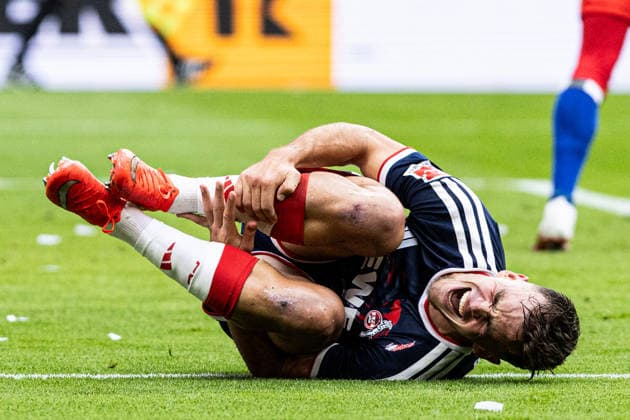 1 German Bundesliga: Hamburger SV 1 FC Köln, September 19, 2026. Thijs Dallinga (FC Köln, 27) lies on the field after a tackle. 1 German Bundesliga, Matchday 4: Hamburger SV vs. FC Köln at Volksparkstadion, Hamburg, September 19, 2026. DFL regulations prohibit any use of photographs as image sequences and or quasi-video. Copyright: xBEAUTIFULxSPORTS Buriakovx