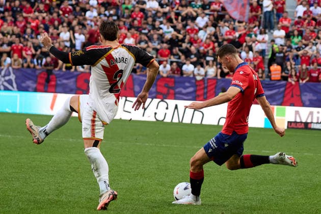 LaLiga EA Sports 2026–27 CA Osasuna vs. Rayo Vallecano Raúl García (9, OSA R) crosses the ball under pressure from Andrei Ratiu (2, RAY L) during the LaLiga EA Sports soccer match between CA Osasuna and Rayo Vallecano played at El Sadar Stadium in Pamplona Spain on September 19, 2026. Credit: Inigo Alzugaray, Agencia LOF, Pamplona. LaLiga EA Sports 2026-27: CA Osasuna vs. Rayo Vallecano Copyright: xINIGOxALZUGARAYx