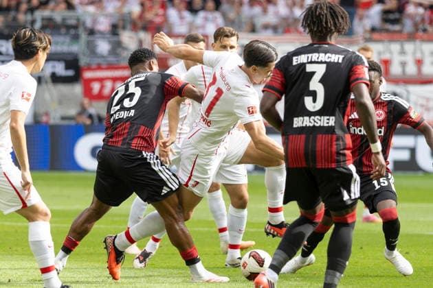 1 Bundesliga: Eintracht Frankfurt vs. SC Freiburg, September 19, 2026. Raphael Onyedika (Eintracht Frankfurt, No. 25) and Igor Matanovic (SC Freiburg, No. 31) battle for the ball, Eintracht Frankfurt vs. SC Freiburg, Frankfurt, Deutsche Bank Park, September 19, 2026 Copyright: xBEAUTIFULxSPORTS Gawlikx