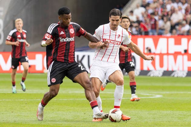 1 Bundesliga: Eintracht Frankfurt vs. SC Freiburg, September 19, 2026. Igor Matanovic (SC Freiburg, No. 31) has the ball, and Raphael Onyedika (Eintracht Frankfurt, No. 25) is in a tackle with him, Eintracht Frankfurt vs. SC Freiburg, Frankfurt, Deutsche Bank Park, September 19, 2026 Copyright: xBEAUTIFULxSPORTS Gawlikx