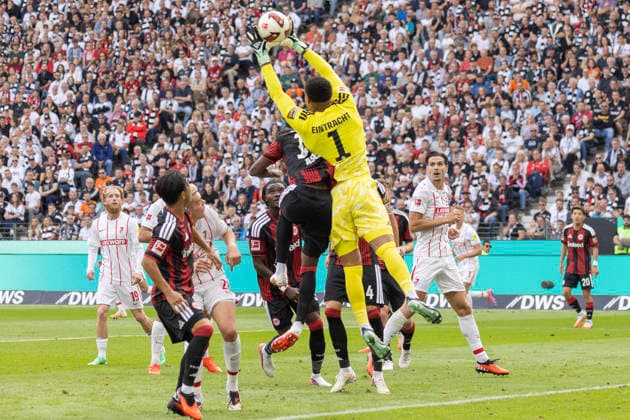 1 Bundesliga: Eintracht Frankfurt vs. SC Freiburg, September 19, 2026. Noah Atubolu (Eintracht Frankfurt, No. 1) tries to catch the ball, and Noel Aseko (Eintracht Frankfurt, No. 15), Eintracht Frankfurt vs. SC Freiburg, Frankfurt, Deutsche Bank Park, September 19, 2026 Copyright: xBEAUTIFULxSPORTS Gawlikx