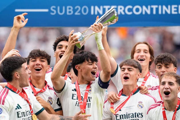 September 19, 2026, Madrid, Madrid, Spain: Players of Real Madrid celebrate the victory with the Champions trophy during the Under-20 Intercontinental Cup Final 2026, football match between Real Madrid and Santiago Wonders at Bernabeu stadium on September 19, 2026, in Madrid, Spain. Madrid Spain - ZUMAa181 20260919_zaa_a181_137 Copyright: xDennisxAgyemanx