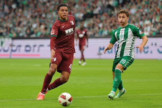 September 26, 19, GER, Soccer, 1st FBL Men, Matchday 4, 2026–2027 Season, SV Werder Bremen vs. FC Augsburg Noahkai Banks (FC Augsburg) No. 40 in a footrace with Chuki (SV Werder Bremen) No. 20 at Weserstadion, Bremen, Germany Copyright: xnordphotoxGmbHx xTauchnitzx